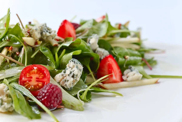 Зеленый салат с горгонзолой, шпинатом и ягодами — стоковое фото
