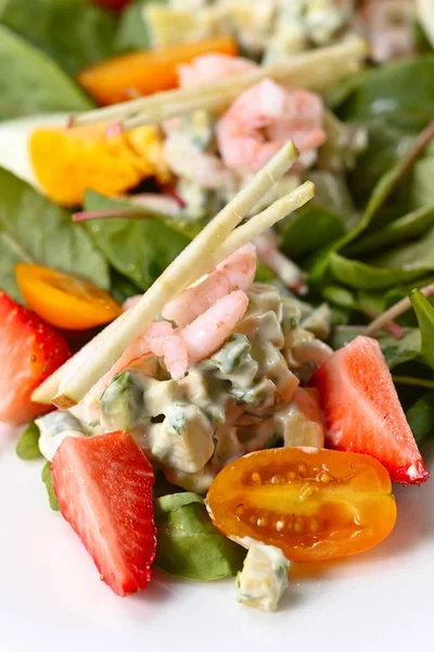 春天沙拉配虾，鸡蛋和草莓 — 图库照片