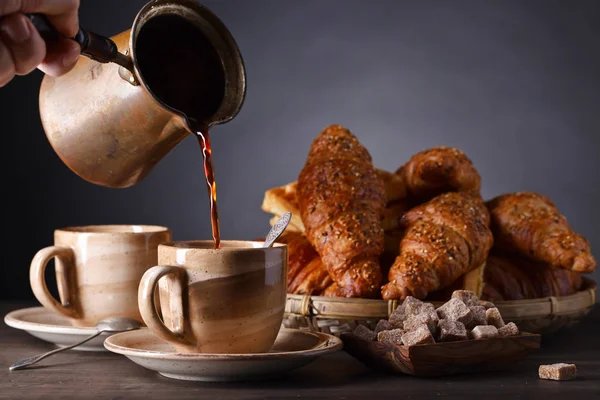 Café da manhã com café preto e doces frescos — Fotografia de Stock