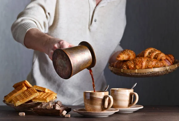 Ontbijt met zwarte koffie en verse gebak — Stockfoto