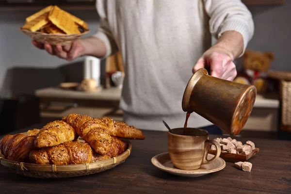 Mic dejun cu cafea neagră și produse de patiserie proaspete — Fotografie, imagine de stoc