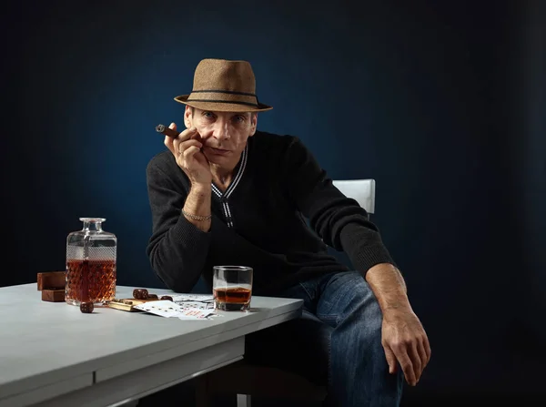 Человек с виски и сигарой — стоковое фото