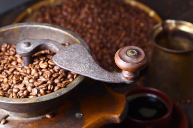 eski Kahve değirmeni ve kavrulmuş kahve çekirdekleri Close-Up 