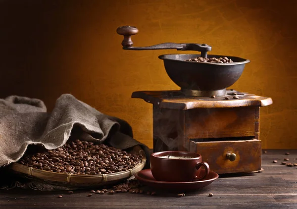 Kopp svart kaffe, kaffekvarn och rostade bönor — Stockfoto