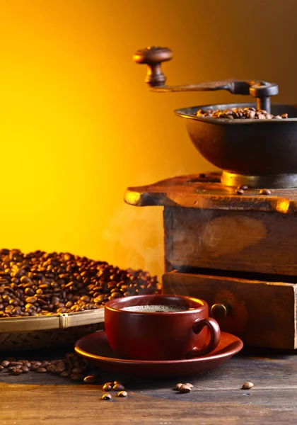 Xícara de café preto, moedor de café e grãos torrados — Fotografia de Stock