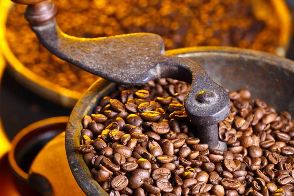 古いコーヒーミルとコーヒー豆の焙煎のクローズ アップ — ストック写真