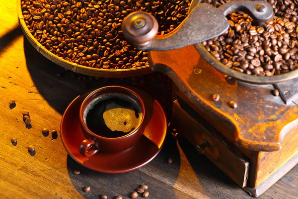 Tasse de café noir, moulin à café et grains torréfiés — Photo