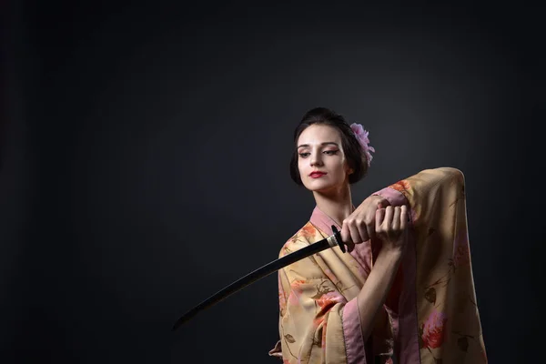 Vacker kvinna i traditionell japansk kimono med katana — Stockfoto