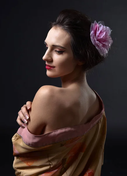 Kimono genç güzel kadın — Stok fotoğraf