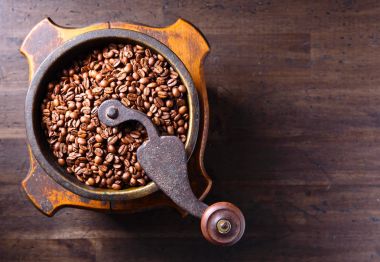 eski Kahve değirmeni ve kavrulmuş kahve çekirdekleri Close-Up 