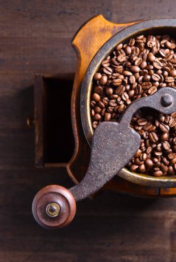 eski Kahve değirmeni ve kavrulmuş kahve çekirdekleri Close-Up 