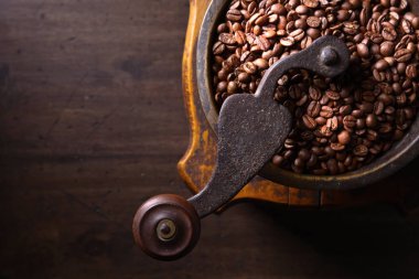 eski Kahve değirmeni ve kavrulmuş kahve çekirdekleri Close-Up 