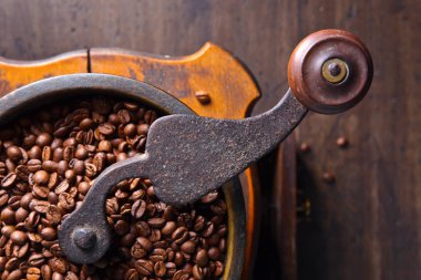 eski Kahve değirmeni ve kavrulmuş kahve çekirdekleri Close-Up 