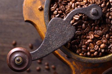 eski Kahve değirmeni ve kavrulmuş kahve çekirdekleri Close-Up 