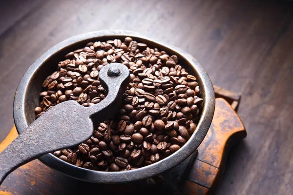 Primer plano de molinillo de café viejo y granos de café tostados — Foto de Stock