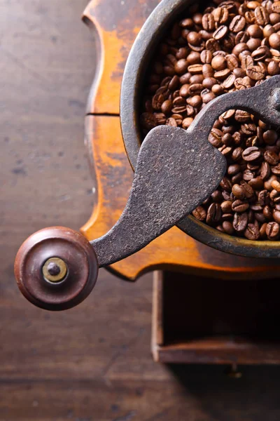 Primer plano de molinillo de café viejo y granos de café tostados — Foto de Stock