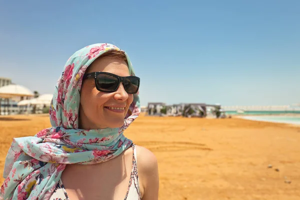 Γυναίκα σε μια παραλία της Νεκράς θάλασσας — Φωτογραφία Αρχείου