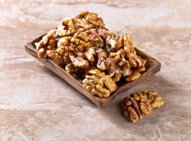 Eski ahşap tabak içinde ceviz 