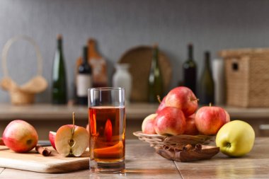 Cam mutfak masası üzerinde olgunlaşmış pembe elma ve elma suyu