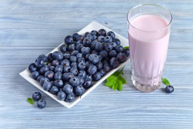  Böğürtlenli yoğurt ve çilek