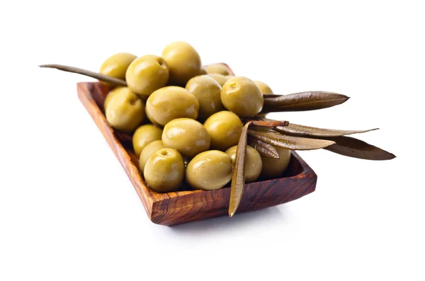 Зелені оливки ізольовані на білому тлі — стокове фото