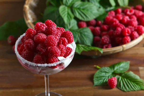 Dessert al lampone con bacche succose — Foto Stock