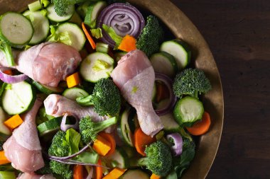  çiğ sebze tavuk sopaları ile