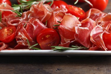  Prosciutto biberiye ve domates ahşap bir masa üzerinde