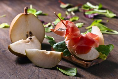Prosciutto ile armut ahşap bir masa üzerinde