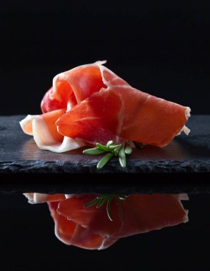 Prosciutto biberiye siyah bir arka plan ile