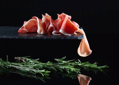 Prosciutto biberiye siyah bir arka plan ile