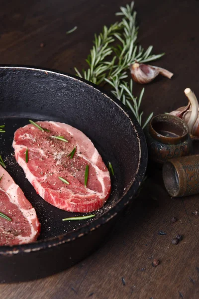 Biberiye, sarımsak ve biber ile domuz eti biftek — Stok fotoğraf