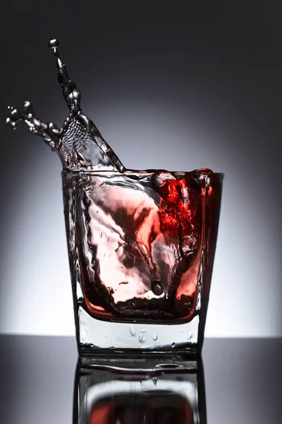 Sklenice whisky s ledem na černém pozadí — Stock fotografie