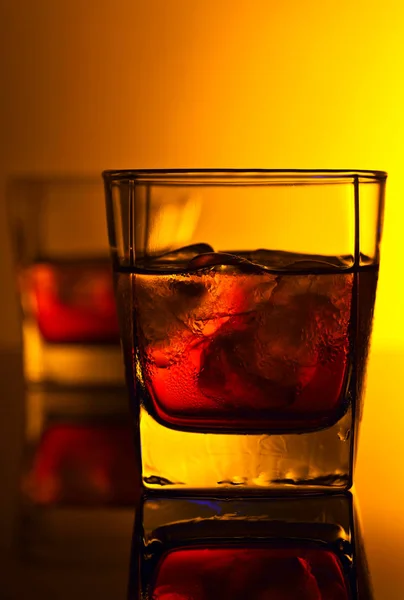 Due bicchieri di whisky con ghiaccio — Foto Stock