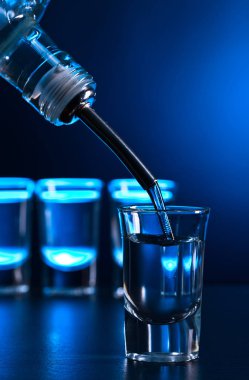 votka siyah bir tablo