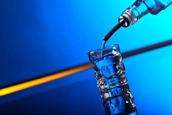 Wodka in bar auf blauem Hintergrund — Stockfoto
