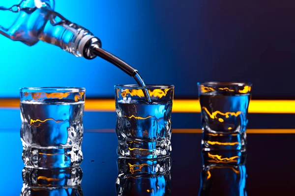 Vodka in bar su sfondo nero — Foto Stock