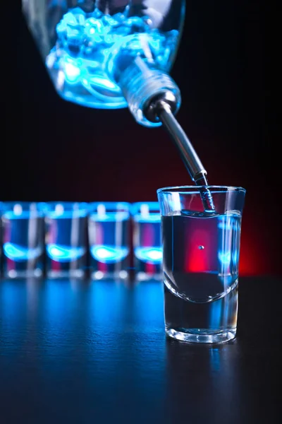 Vodka su un tavolo nero — Foto Stock