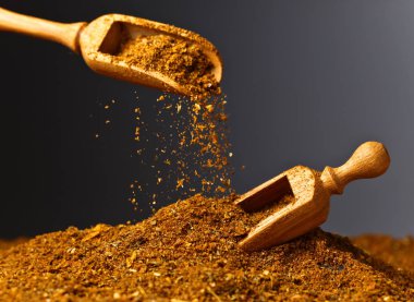 Tahta kaşık ile farklı baharat karışımı