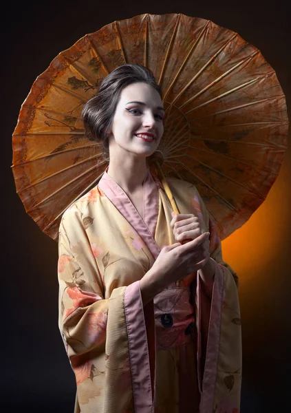 Hermosa mujer en kimono tradicional japonés con paraguas — Foto de Stock