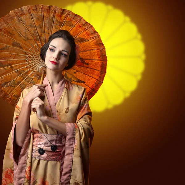 Şemsiye ile geleneksel Japon kimono güzel kadın — Stok fotoğraf