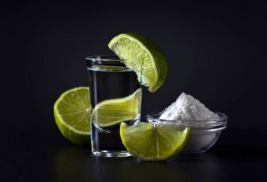 Altın tekila ve kireç 