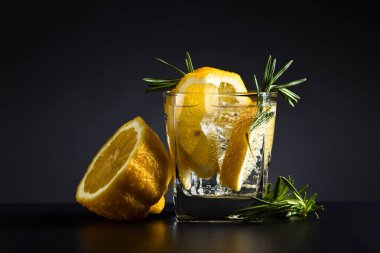 tonik, limon ve biberiye ile iç 