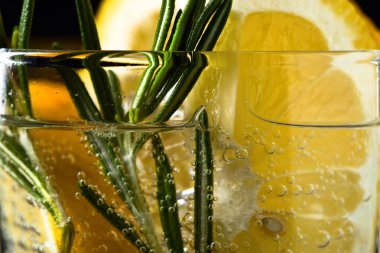 tonik, limon ve biberiye ile iç 