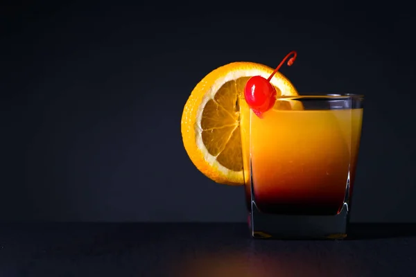 Tranche d'orange et verre de jus — Photo