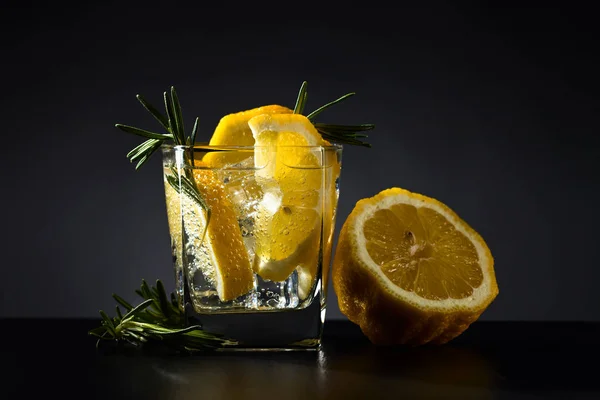 Dricka med tonic, citron och rosmarin — Stockfoto