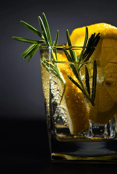 tonik, limon ve biberiye ile iç 