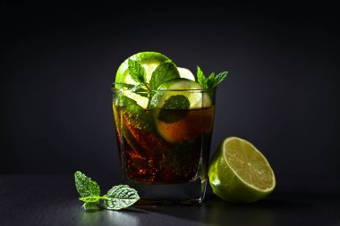 Kireç, buz ve nane ile Cola 