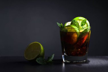 Kireç, buz ve nane ile Cola 