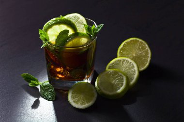 Kireç, buz ve nane ile Cola 